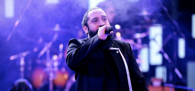 Mellate Eshgh (Live) · Roozbeh Nematollahi